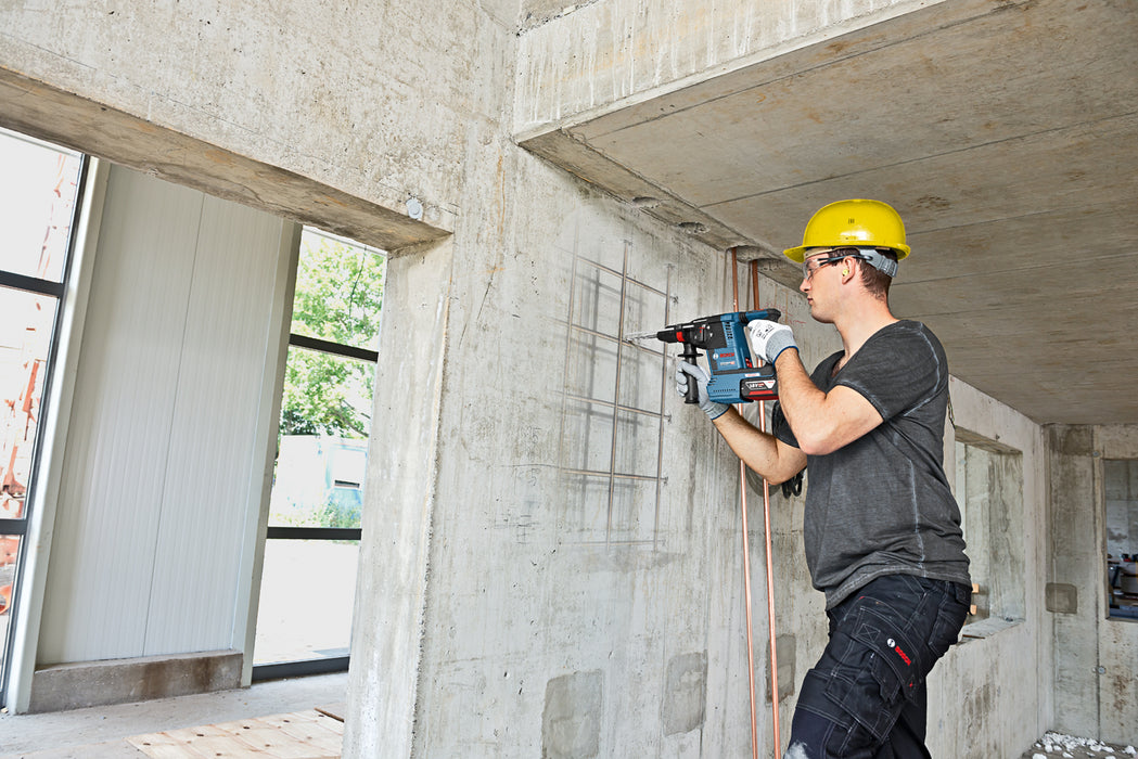 BOSCH Komplet od 3 alata od 18 V: GSR 18V-65 + GWS 18V-11 + GBH 18V-26 + 1x GBA 18V 5.0 Ah + 1x EXBA18V-55 + 1x GAL12-18V-80 + Torba za alat - Combi komplet 18V GSR+GBH+GWS+1x5.0Ah+1x (0615A500AJ)-SBT Alati Beograd