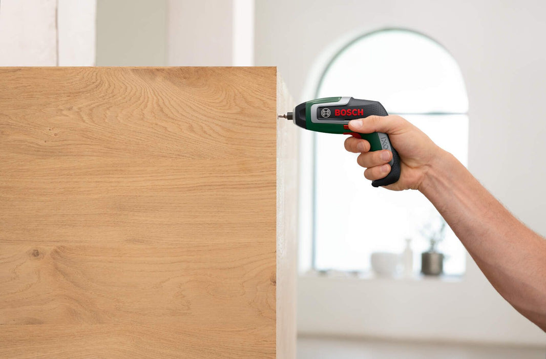 Bosch IXO 7 akumulatorski odvrtač + 10-delni set bitova (06039E0020)