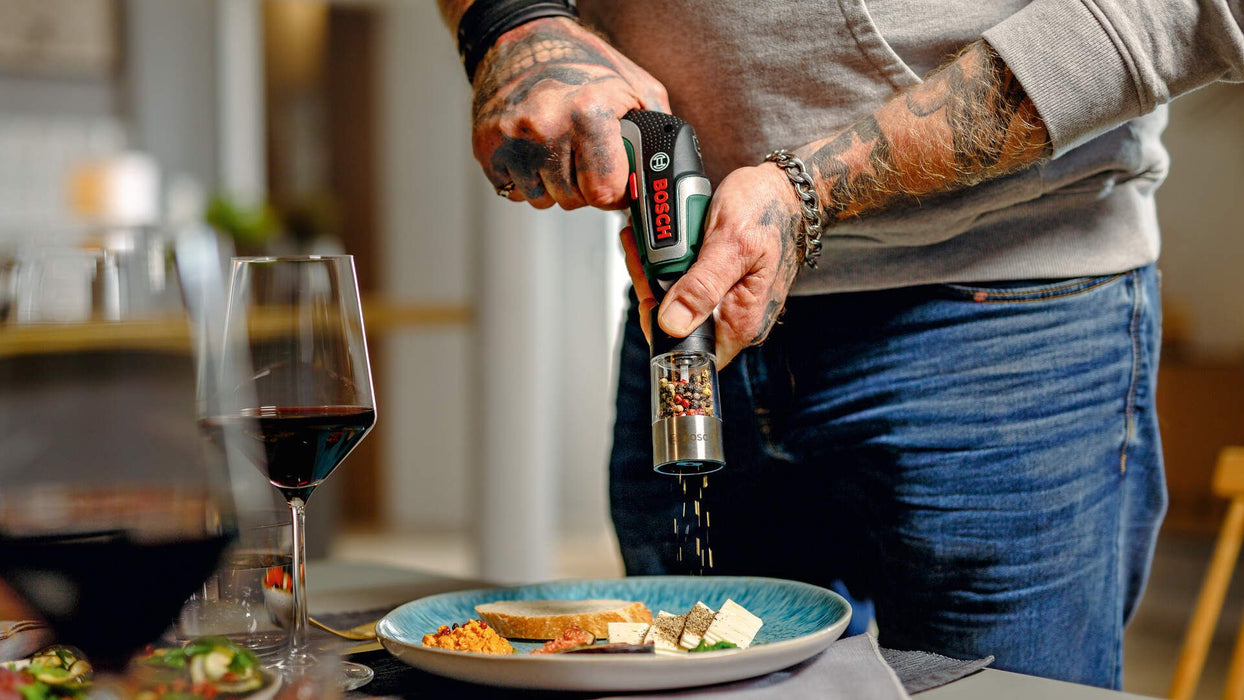 Bosch IXO 7 akumulatorski odvrtač + 10-delni set bitova (06039E0020)